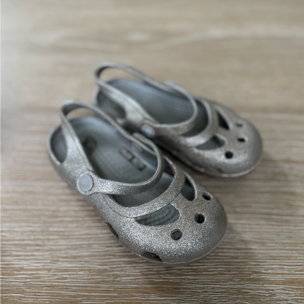 Crocs baby Girl’s Shayna Hi-Glitter silver Mary Jane rubber flats shoes size 8